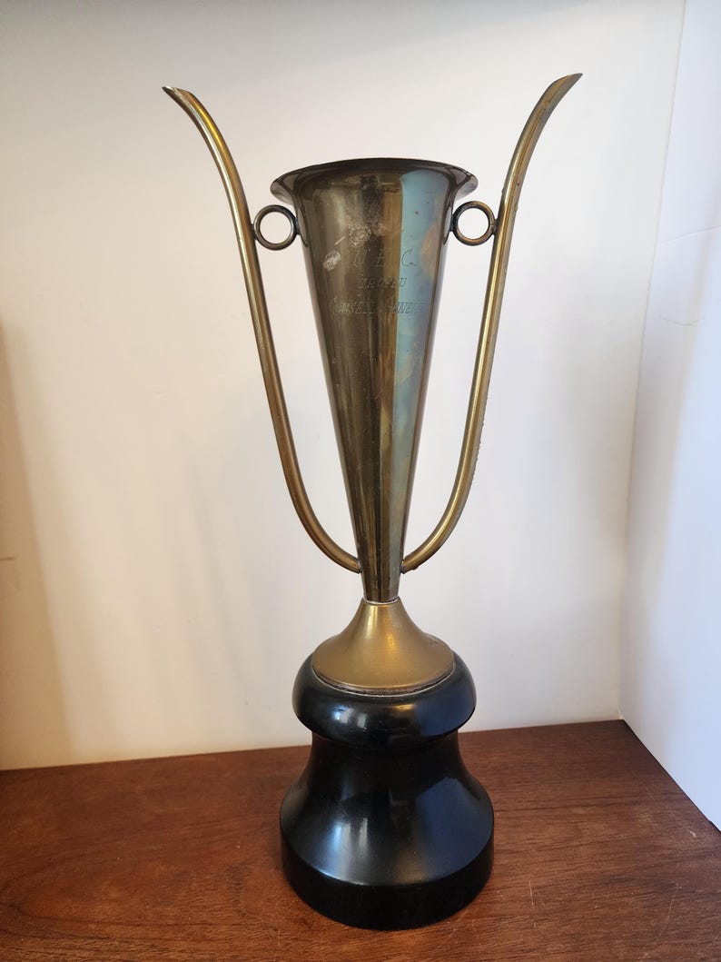 Troféu vintage em latão com base de madeira torneada preta – Escultura decorativa de meados do século XX, peça de coleção marcante, 44,5 cm de altura. imagem 3