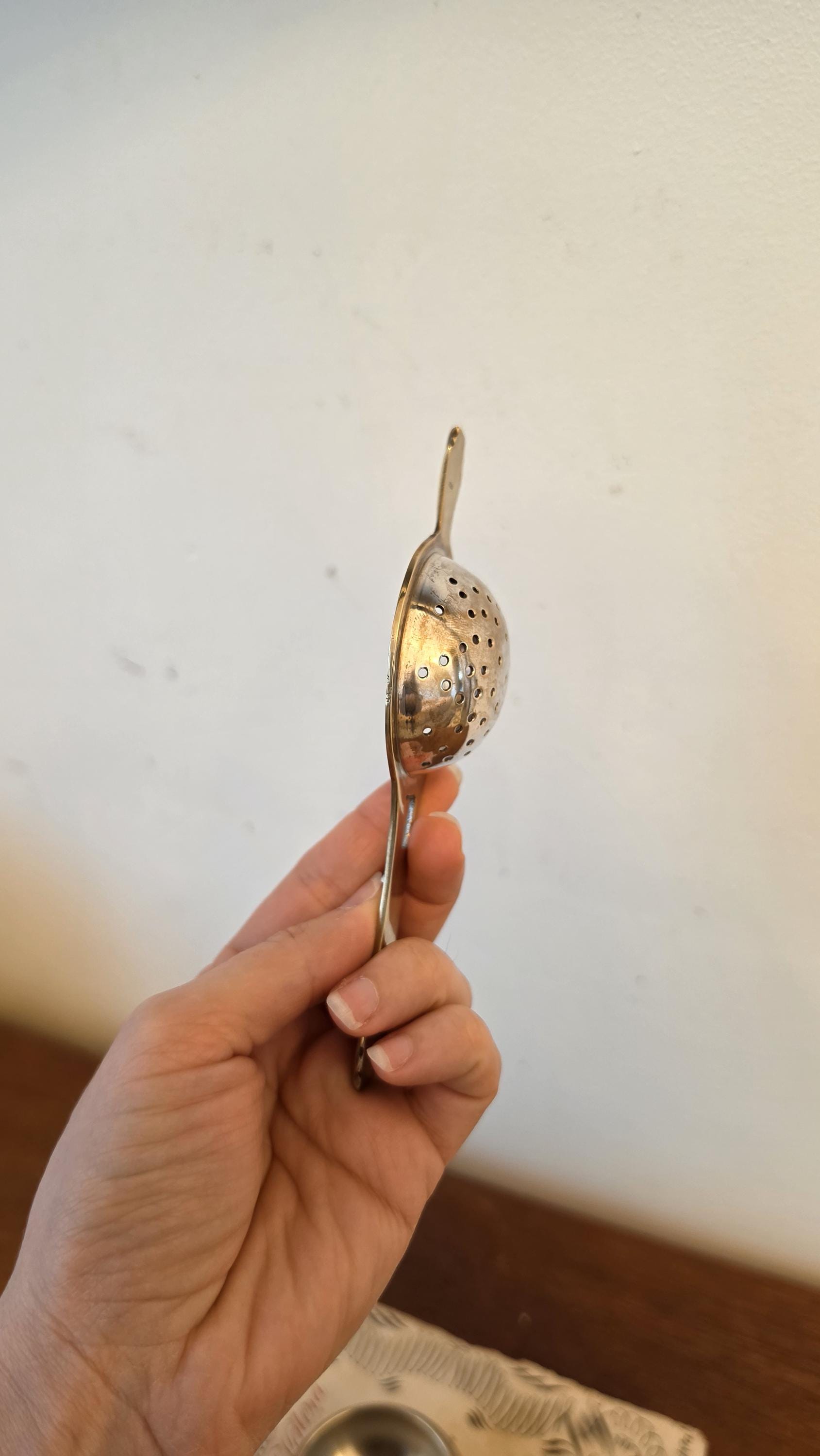 ヴィンテージシルバーメッキの茶こし（ドリップボウル付き）、変色した
