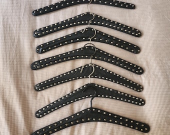 Set di 7 grucce per abiti vintage in pelle nera con borchie, stile Mid-Century Modern, per guardaroba, espositore per boutique, decorazioni di moda