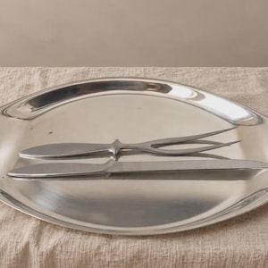 Vintage WMF Servierplatte aus Edelstahl mit dänischem Tranchierbesteck, skandinavisches Servierbesteck im Mid-Century-Modern-Stil