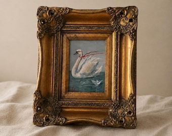 Cornice portafoto vintage dorata e decorata con dipinto originale ad olio di un cigno, arte barocca da parete, arredamento in stile Hollywood Regency dorato.