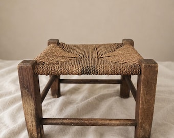 Rustikaler gewebter Hocker, Vintage Holz Fußhocker, kleiner Bauernhaus Hocker, natürlicher Korbsitz, Landhausdekor