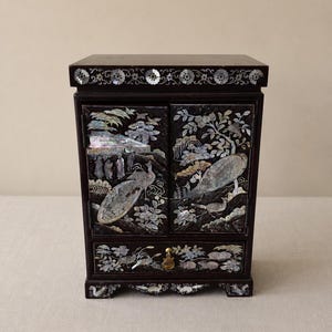 Vintage kinesisk pärlemor smyckesskåp lackerad träinläggning påfågelfågel miniatyr byrålådor asiatisk inredning
