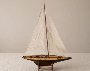 Réplica em miniatura do iate Shamrock Classe J de 1930, grande veleiro de madeira, peça náutica para exibição, decoração de barco à vela em estilo vintage.