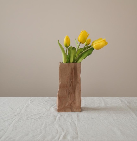 Rosenthal-Vase „Papiertüte“ von Tapio Wirkkala | Deutsches Porzellan der 1970er Jahre | Keramikobjekt in Trompe-l'œil-Technik