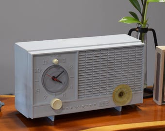Radio RCA Victor convertida a Bluetooth / Radio reloj vintage / Decoración de oficina y hogar estilo MCM