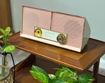 Radio Philco vintage de 1959 convertida a Bluetooth / Decoración retro rosa de estilo MCM para el hogar