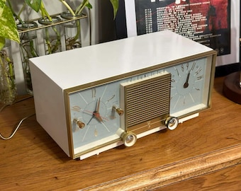 Vintage Zenith Clock Radio • Bluetooth‑Enabled • Mid‑Century Modern Decor • Retro Home Audio