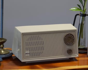 Radio RCA convertida a Bluetooth / Estado sólido vintage de mediados de siglo / Decoración de escritorio retro minimalista