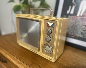 Radio vintage convertida a Bluetooth - TV YS-60 de la década de 1960
