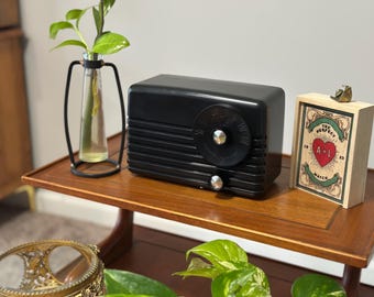 Radio vintage de baquelita convertida a Bluetooth, radio de mesa retro de los años 40, decoración de estantería de mediados de siglo.