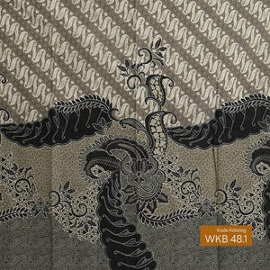 Op de afbeelding: Een gedetailleerd textielpatroon in grijstinten, zwart en beige. Het ontwerp bevat bloem- en geometrische elementen, met een rand van gestileerde bladeren en een diagonaal patroon. De tekst "Kode Katalog WKB 48.1" is rechtsonder zichtbaar.