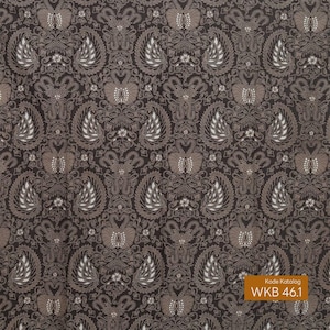 Op de afbeelding: Een patroonstof in bruin, grijs en wit. Het ontwerp bevat herhalende paisley-achtige vormen met bloem- en abstracte elementen. De stof heeft een getextureerde uitstraling, met een klein rechthoekig label rechtsonder met de tekst "Kode Katalog WKB 46.1".