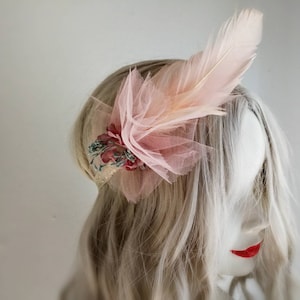 Bandeau de mariage romantique avec des fleurs roses poussiéreuses et des plumes. Accessoire de mariée boho. Coiffe de mariage éthérée faite à la main. Livraison gratuite.