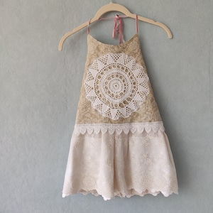 Abito rustico da damigella d&#39;onore taglia 5 anni. Abito in pizzo per bambine. Matrimonio rustico. Pezzo unico. Abito in pizzo vintage. Slow fashion. Abito jacquard.