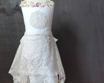 Rustic flower girl dress. Size 3 years. Size 4 years. Girls linen dress. Tattered dress. Rustic wedding. Slow fashion. Cottage chic.