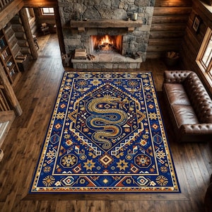 Peut inclure: Un tapis rectangulaire au fond bleu profond orné d'une illustration centrale de serpent doré portant une couronne. Le motif comprend des bordures géométriques complexes, des étoiles et des losanges dans des tons dorés, bruns et crème.