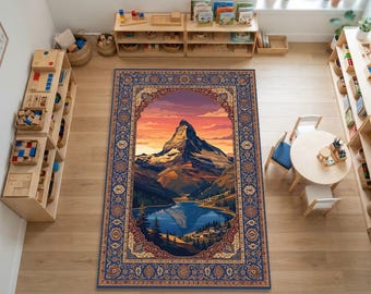 Alfombra con paisaje de puesta de sol en la cima de una montaña alpina / Alfombra azul cobalto con borde de arco floral vintage / Alfombra para sala de estar con vista panorámica de una cabaña junto al lago