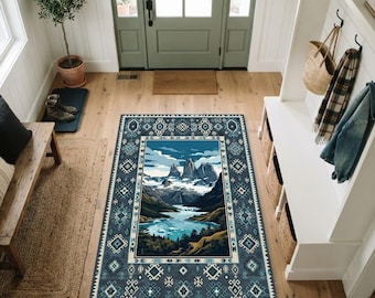 Alfombra con paisaje de picos de la Patagonia / Alfombra Kilim geométrica tradicional con borde azul y pizarra / Sala de estar con vista panorámica de una cabaña junto al lago