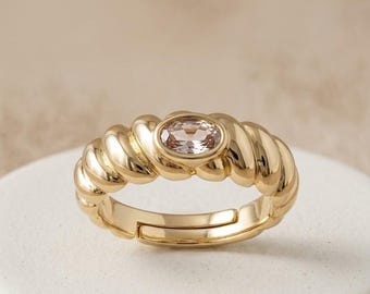 Anillo Croissant chapado en oro, circonita ovalada color champán, anillo llamativo de diseño retorcido grueso.