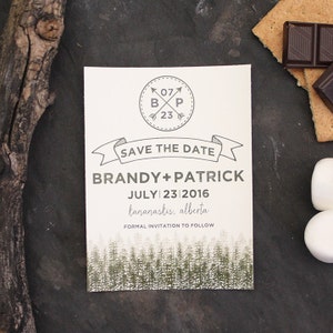Réservez la date Invitation de mariage Inviter Camping Arbres rustiques Montagne Fog Suite Carte Monogram