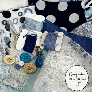 Può includere: Un kit completo per cucito lento con vari tessuti blu, pizzo, bottoni, rocchetti di filo e una piccola bottiglia di vetro piena di perline blu. Il kit include una varietà di trame e sfumature di blu, dal blu navy al celeste, e un bottone di legno.