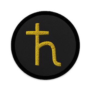Könnte beinhalten: Runder, schwarzer Aufnäher mit dem astrologischen Symbol für Saturn, einem goldenen Kreuz über einem Halbmond. Das Symbol ist mit goldenem Faden gestickt. Geeignet für Kleidung oder Accessoires.