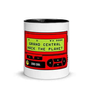Peut inclure: Mug en céramique blanche avec un bord noir représentant une illustration rouge et noire d'un pager rétro avec le texte "GRAND CENTRAL HACK THE PLANET" sur l'écran. Le pager a également un smiley jaune et le texte "ZERO COOL" en bas.