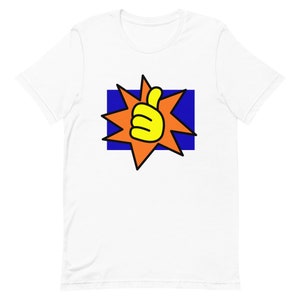 Puede incluir: Una camiseta blanca con un gráfico de pulgar hacia arriba naranja y amarillo sobre un fondo azul.