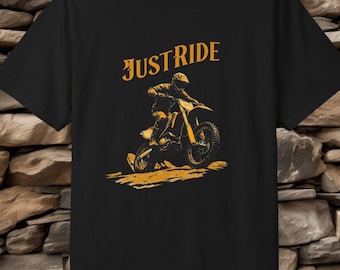 Camiseta "Just Ride Motorbike": Camiseta unisex de algodón teñido en prenda, colores cómodos, ropa informal