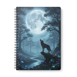 Könnte beinhalten: Spiralgebundenes Notizbuch mit einer Fantasy-Illustration eines Wolfs, der einen Vollmond in einem mystischen Wald anheult. Das Kunstwerk zeigt einen Fluss, Bäume und leuchtende Flora, alles in Blau- und Lilatönen.