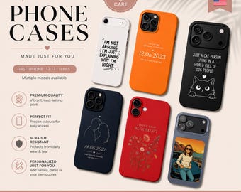 Może przedstawiać: Sześć spersonalizowanych etui na telefon z serii iPhone 12-17 w kolorze białym, pomarańczowym, czarnym, granatowym, czerwonym i szarym. Wzory zawierają teksty takie jak I'M NOT ARGUING, daty, ilustrację kota, parę, kwiaty oraz osobę.