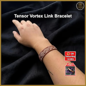 Könnte beinhalten: Ein kupferfarbenes Metallarmband mit einem geflochtenen Vortex-Gliedermuster. Der Text Tensor Vortex Link Bracelet steht darüber. Ein kleines Inset zeigt einen Tensor-Ring als Geschenk mit dem Text Gift Tensor Ring 144 MHz.