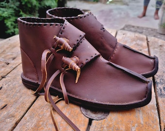 Handgenähte Mittelalter- oder Renaissanceschuhe aus Leder