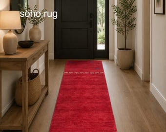 Minimalistyczny dywanik w stylu kilimu do przedpokoju – jednolity, wiśniowo-czerwony, w stylu przejściowym, ręcznie tuftowany wełną.