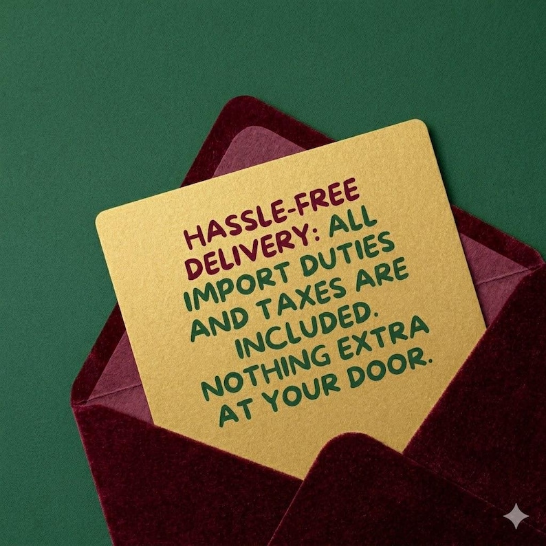 Pu&ograve; includere: Un biglietto color oro con il testo "HASSLE-FREE DELIVERY: ALL IMPORT DUTIES AND TAXES ARE INCLUDED. NOTHING EXTRA AT YOUR DOOR." &egrave; inserito in una busta di velluto bordeaux, su sfondo verde scuro.