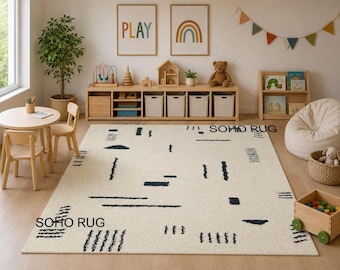 Tappeto minimalista astratto in lana, trapuntato a mano, in stile scandinavo, nei toni del crema e del nero.