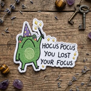 Zauberer Frosch Patch - Lustiger Fokus Zitat Stickerei - Kawaii Witchy Kröten Abzeichen - ADHS Aufmerksamkeitsgeschenk - Ästhetische Aufbügler für Taschen