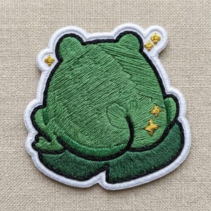 Butin de grenouille mignon sur nénuphar | Emblème thermocollant amusant sur les amphibiens | Épinglette pour sac à dos Cottagecore | Décoration étrange de la génération Z