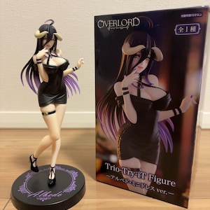 以下が含まれることがあります： アニメ「オーバーロード」のアルベドのフィギュア。黒いドレスに紫のアクセント、黒いハイヒール、角が特徴。黒い台座に「Albedo」の文字。フィギュア名が書かれた箱も写っています。