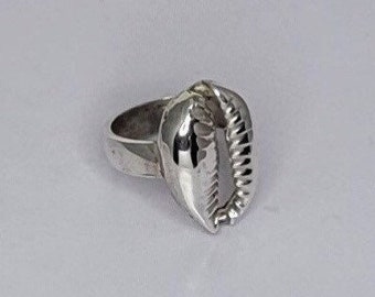 Silver cowrie ring, Sterling cowrie shell ring hand made ring for men and women, jewelry, gift of wealth and fertility, kauri