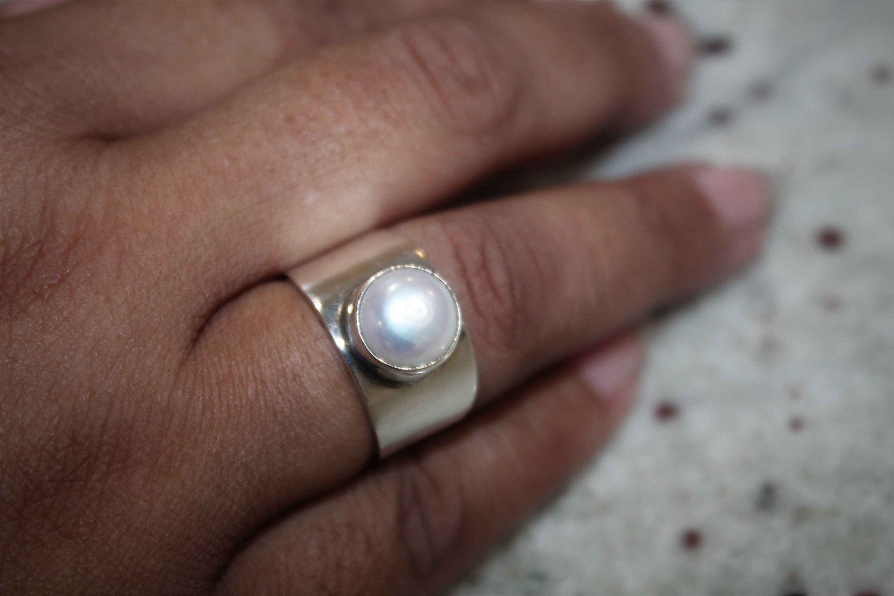 Wide band pearl ring deals