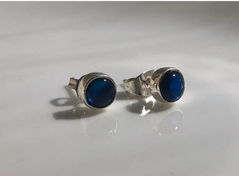 Boucles d'oreilles bleu saphir, petites, rondes, bleu foncé, clou d'oreille, bijoux en pierres précieuses pour homme ou femme, cadeau d'anniversaire de septembre image 6