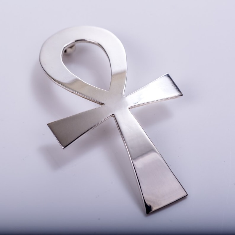 K&ouml;nnte beinhalten: Ein silberner Ankh-Anh&auml;nger, ein Symbol des ewigen Lebens in der alten &auml;gyptischen Mythologie.