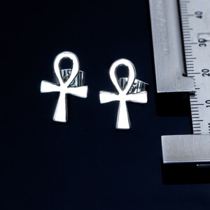 K&ouml;nnte beinhalten: Ein Paar silberne Ankh-Ohrringe. Die Ohrringe haben die Form des alten &auml;gyptischen Symbols des Lebens.