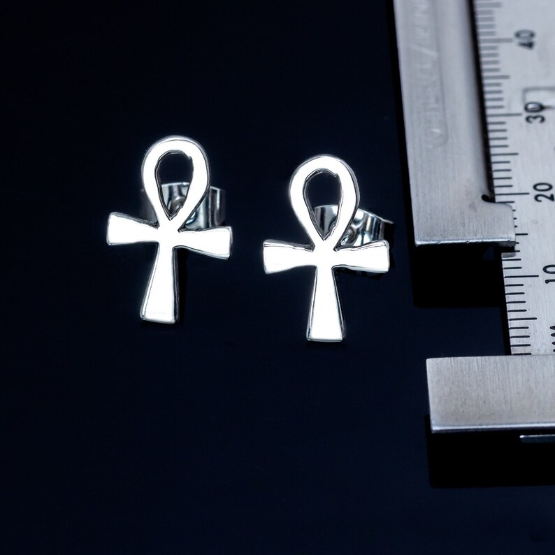 K&ouml;nnte beinhalten: Ein Paar silberne Ankh-Ohrringe. Die Ohrringe haben die Form des alten &auml;gyptischen Symbols des Lebens.