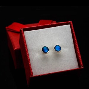 Boucles d'oreilles bleu saphir, petites, rondes, bleu foncé, clou d'oreille, bijoux en pierres précieuses pour homme ou femme, cadeau d'anniversaire de septembre image 2