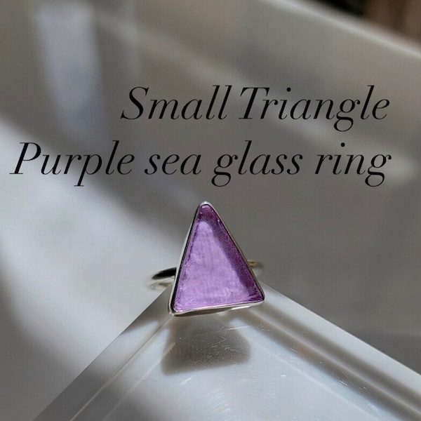 Bague en verre de mer violette, bague en verre de mer petit triangle, bijoux tropicaux de plage faits à la main en argent sterling, bague pinky
