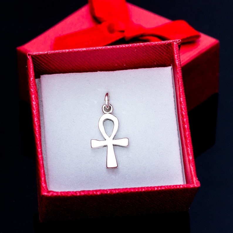 K&ouml;nnte beinhalten: Ein silberner Ankh-Anh&auml;nger in einer roten Samt-Geschenkbox. Das Ankh ist ein Symbol f&uuml;r Leben und ewiges Leben in der alten &auml;gyptischen Religion.