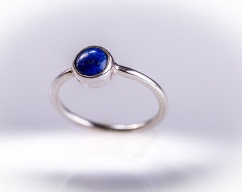 Sterling Silber Lapis Ring, runder Lapislazuli Dezember Geburtsstein handgemachter zierlicher Schmuck perfekt als Ring für den kleinen Finger, Weihnachtsgeschenk